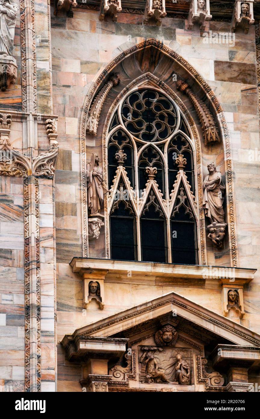 Finestra gotica e scultura pediatrica sul Duomo di Milano nel nord Italia. Foto Stock