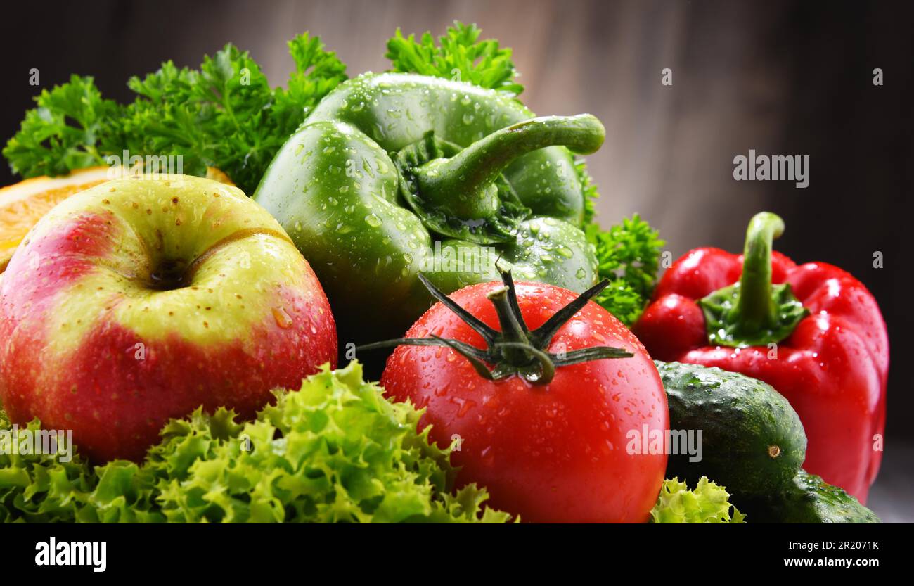 Composizione con verdure e frutta biologiche fresche Foto Stock