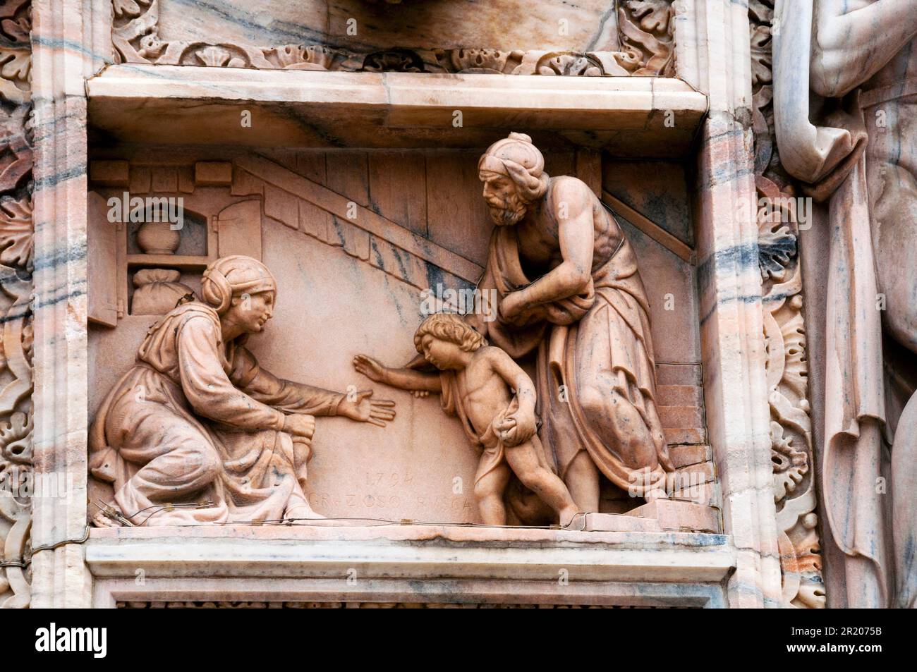 La storia biblica delle buone intenzioni e la vedova di Zarephat ed Elia nella sua casa sulla facciata del Duomo di Milano nel nord Italia. Foto Stock