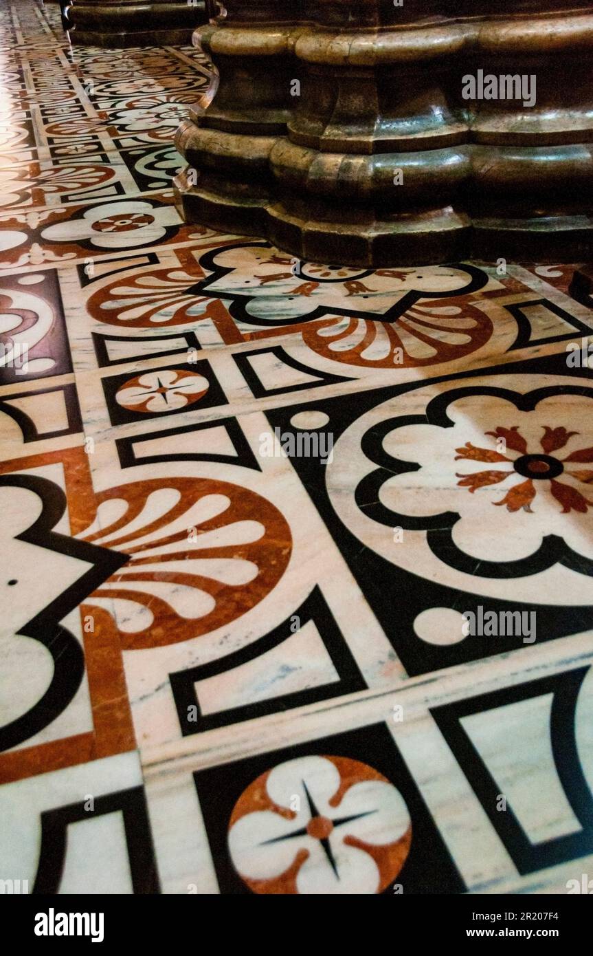 Pavimento in marmo intarsiato con disegni geometrici e floreali al Duomo di Milano . Foto Stock