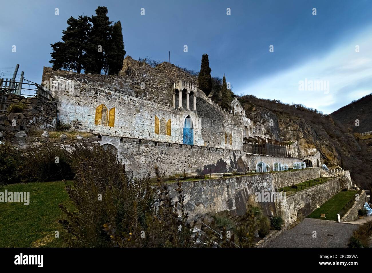 Il giardino Ciucioi è un giardino monumentale del 19th ° secolo costruito in stile gotico e arabo. Lavis, Trentino, Italia. Foto Stock