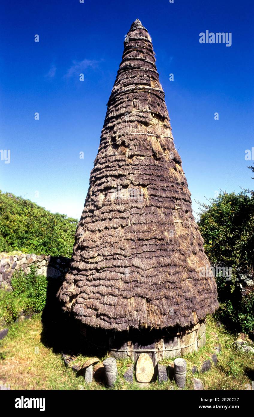 Tempio tribale di Toda a Muthanad Mund, Nilgiris, Ooty Udhagamandalam, Tamil Nadu, India del Sud, India, Asia. questo tipo di templi si trova solo in due punti Foto Stock