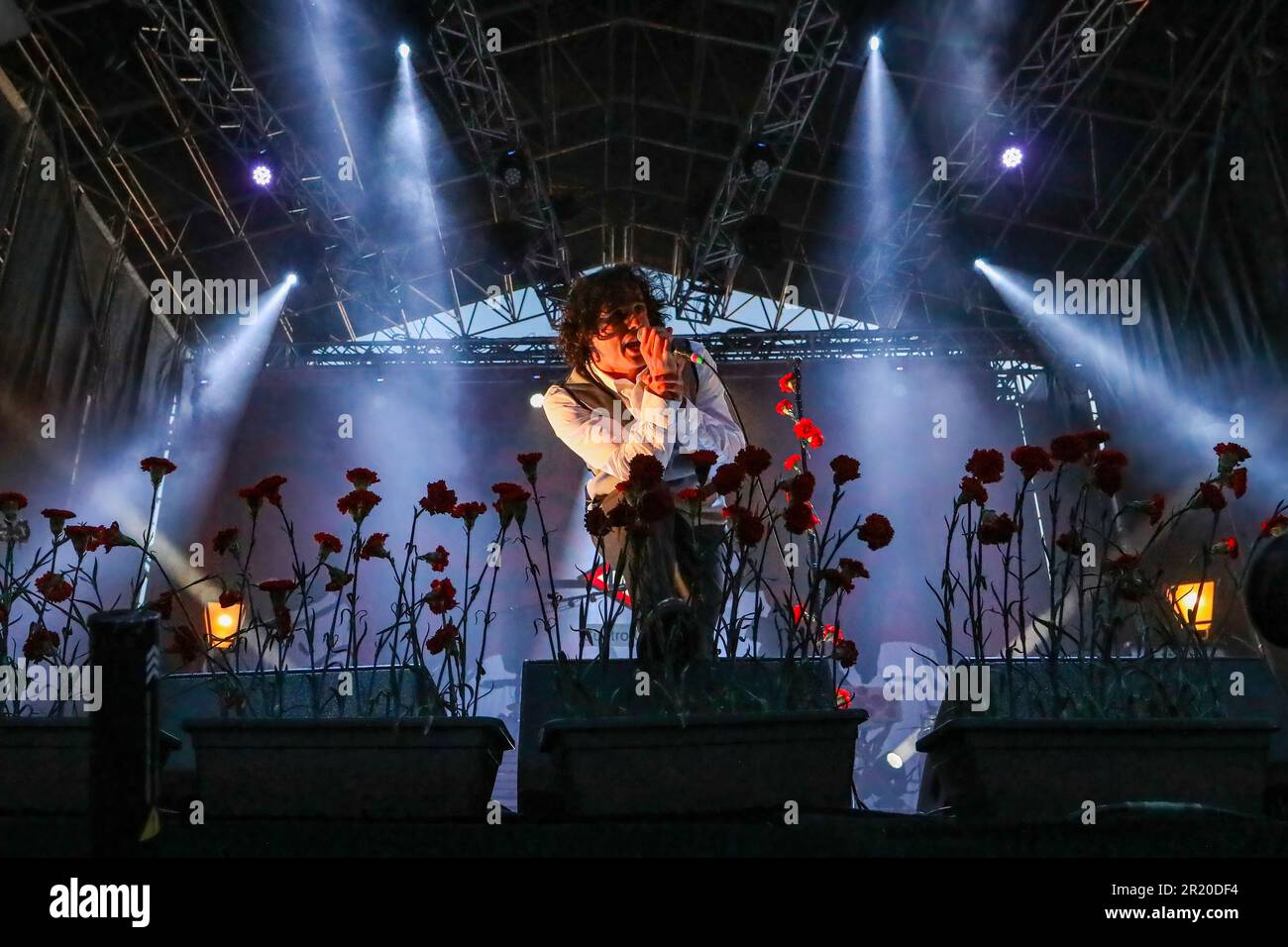 Diego Ibáñez, cantante e leader della Carolina durante, si esibisce sul palco durante il festival di San Isidro organizzato dal comune di Madrid. Il 15 maggio si celebra la grande festa patronale di Madrid con la festa di San Isidro nel prato di San Isidro nel quartiere di Carabanchel. Quest'anno le celebrazioni sono state politicamente segnate dalle prossime elezioni per eleggere il presidente della Comunità Autonoma e sindaco il 28 maggio, così diversi candidati sono stati visti nel prato di San Isidro salutando le persone e chiedendo il loro voto. Durante la settimana, come Foto Stock