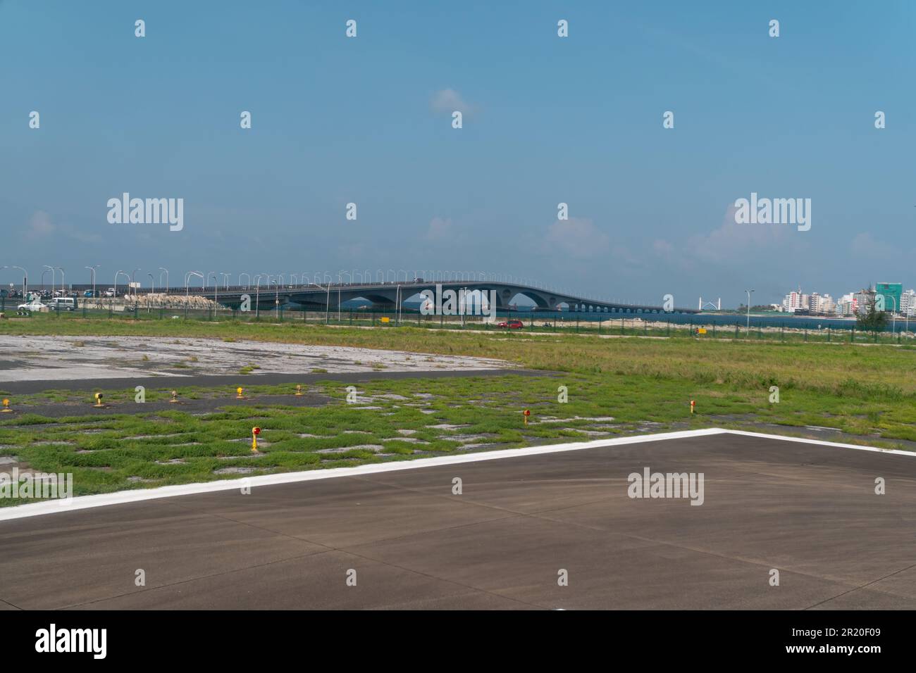 Vista del ponte di amicizia Cina-Maldive, il ponte Sinamale, che collega l'isola di Hulhule con la capitale isola di Male nelle Maldive. v Foto Stock