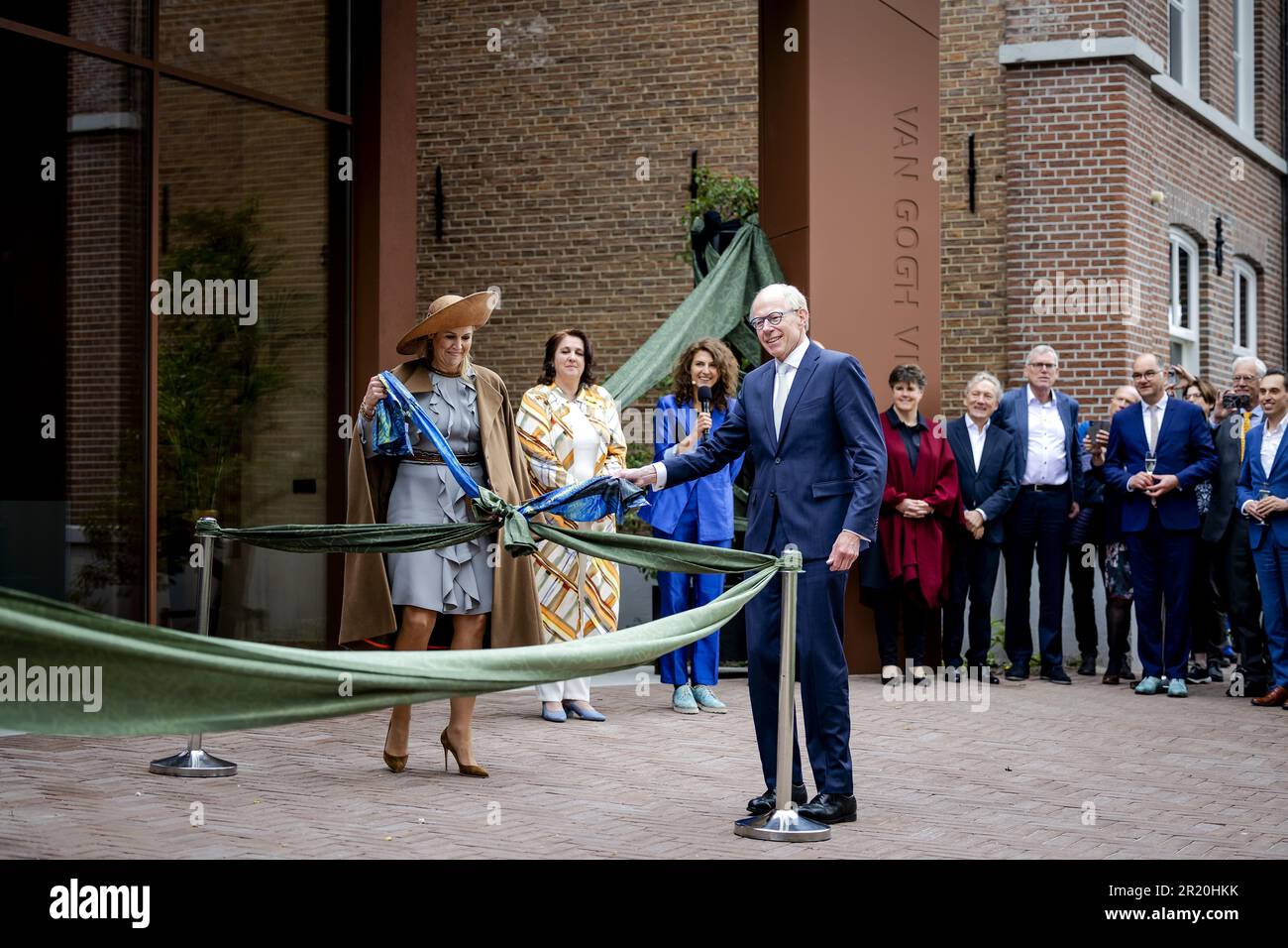 NUENEN - Regina Maxima durante l'apertura del rinnovato Van Gogh Village Museum. Van Gogh visse a Nuenen tra dicembre 1883 e novembre 1885 e vi dipinse circa un quarto della sua opera, tra cui il suo capolavoro i mangiatori di patate. Il museo si concentra sulla vita e sul lavoro di Van Gogh durante questo periodo. ANP ROBIN VAN LONKHUIJSEN olanda fuori - belgio fuori Foto Stock