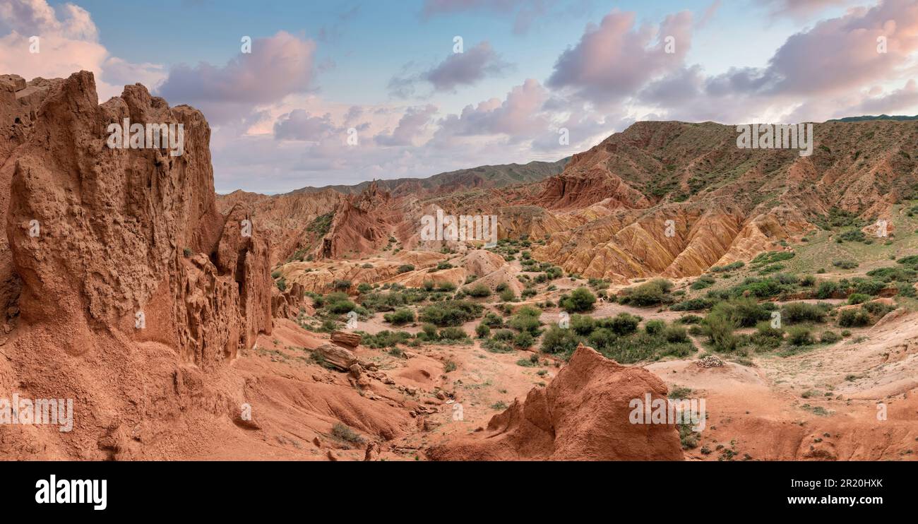 Scenario dal canyon fiabesco, formazione rocciosa unica situata in Kirghizistan. Canyon è noto per le sue insolite e colorate formazioni rocciose, che hanno b Foto Stock