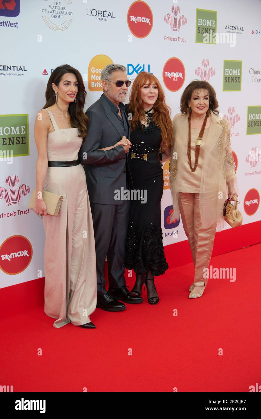 Londra, Regno Unito . 16 maggio 2023 . George Clooney, Amal Clooney, Charlotte Tilbury e Baria Alamuddin hanno tenuto una foto al Prince’s Trust e ai TKMaxx & Homesense Awards che si sono tenuti al Theatre Royal di Drury Lane. Credit: Alan D West/Alamy Live News Foto Stock