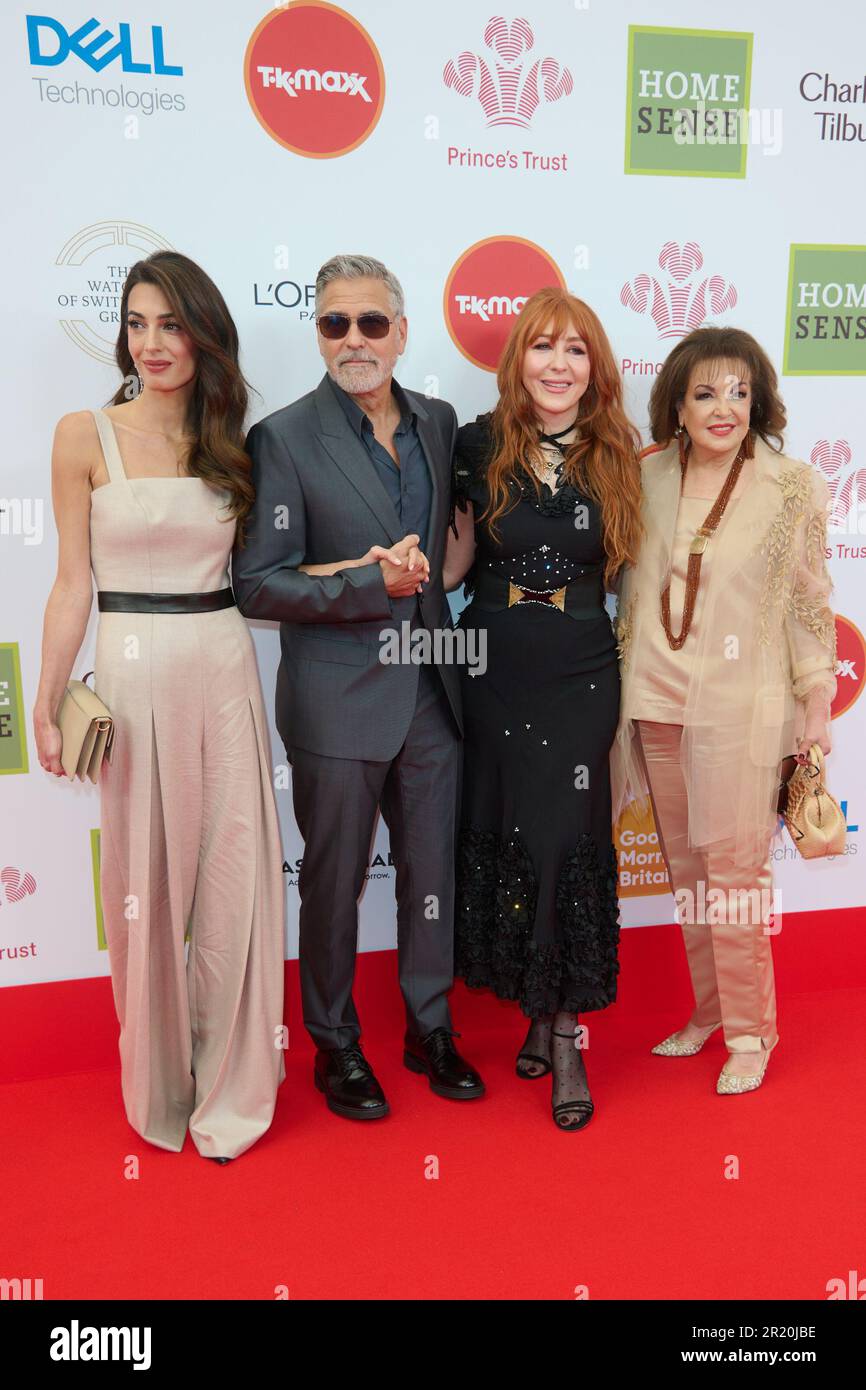 Londra, Regno Unito . 16 maggio 2023 . George Clooney, Amal Clooney, Charlotte Tilbury e Baria Alamuddin hanno tenuto una foto al Prince’s Trust e ai TKMaxx & Homesense Awards che si sono tenuti al Theatre Royal di Drury Lane. Credit: Alan D West/Alamy Live News Foto Stock