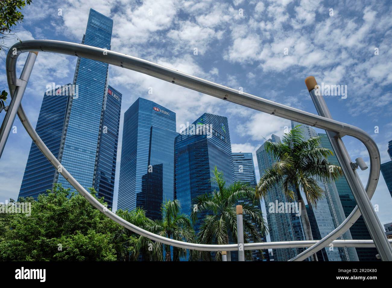 Alti edifici di uffici nel quartiere finanziario di Singapore visti attraverso un'installazione artistica a Marina Bay Foto Stock