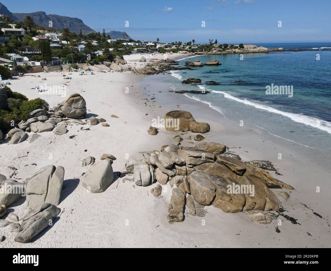 Vista del drone sulla spiaggia di Clifton vicino a Città del Capo in Sud Africa Foto Stock
