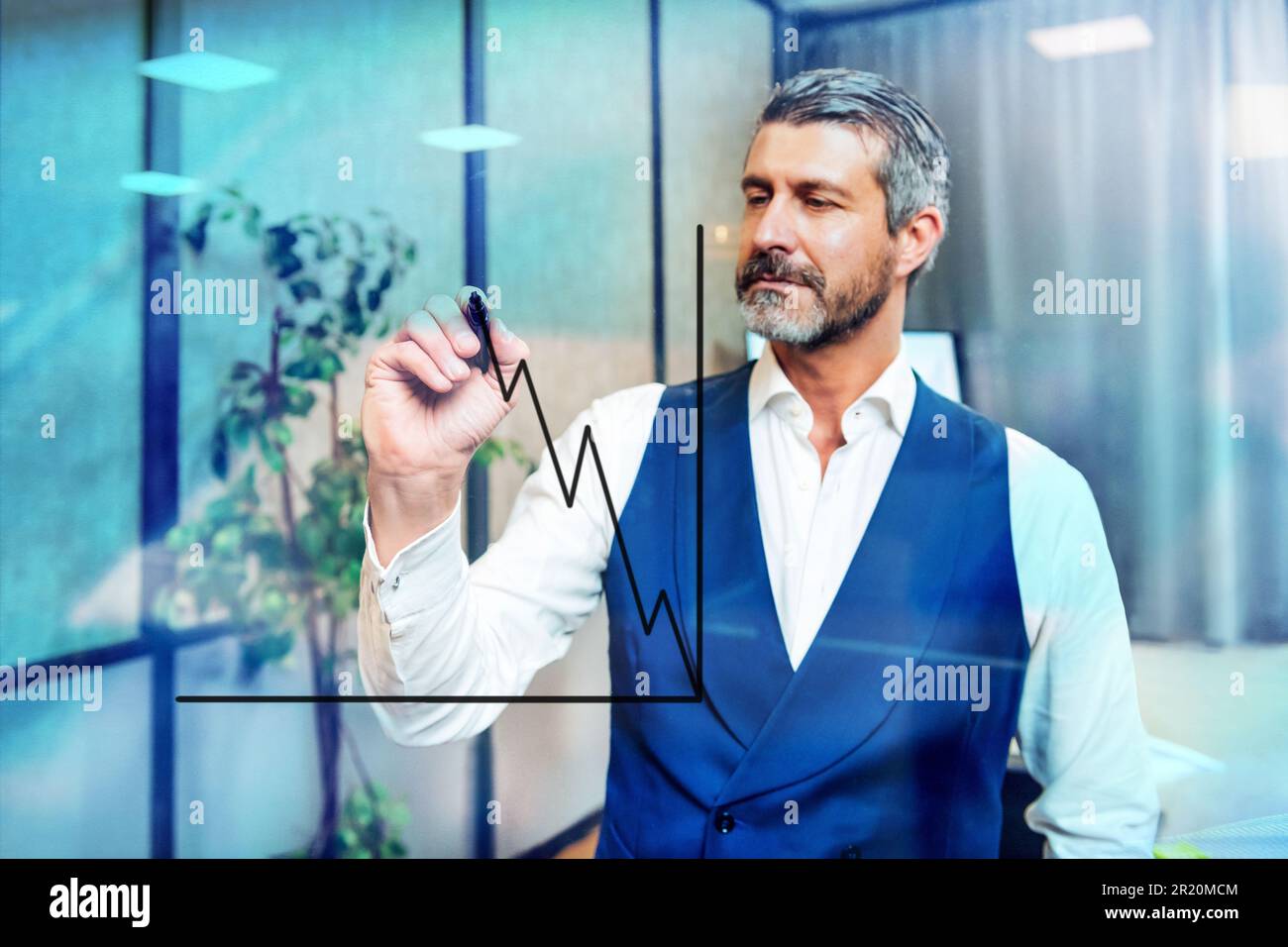 Attraverso la vista in vetro di un imprenditore maschile punteggiato bearded in camicia bianca e giubbotto blu disegno grafico sulla finestra con marker nero Foto Stock