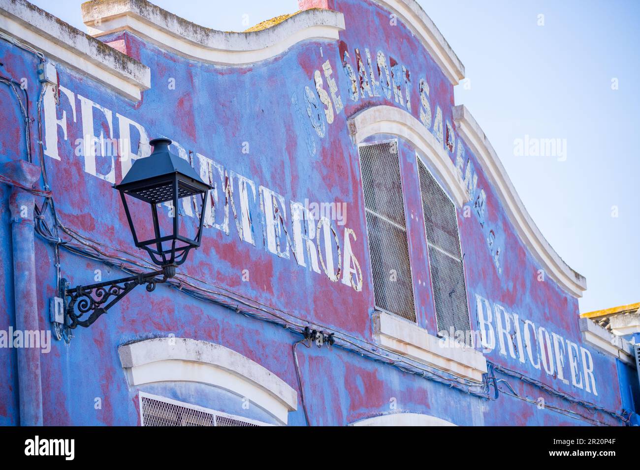 vecchio edificio con vecchia lanterna di colore blu e viola Foto Stock