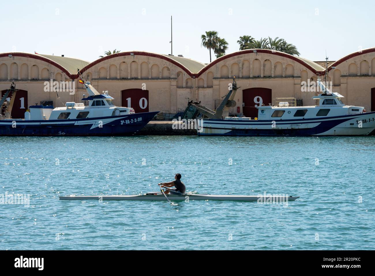 canoa nel porto con gli edifici con i numeri 9, 10, 11 Foto Stock