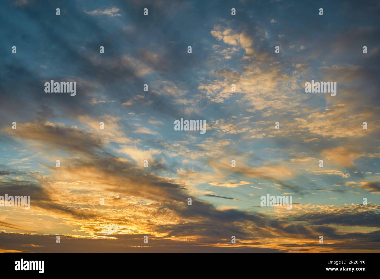 Spettacolare tramonto cielo con le nuvole, bellezza della natura, tempo di vacanza. Idea per sfondo o schermo Foto Stock