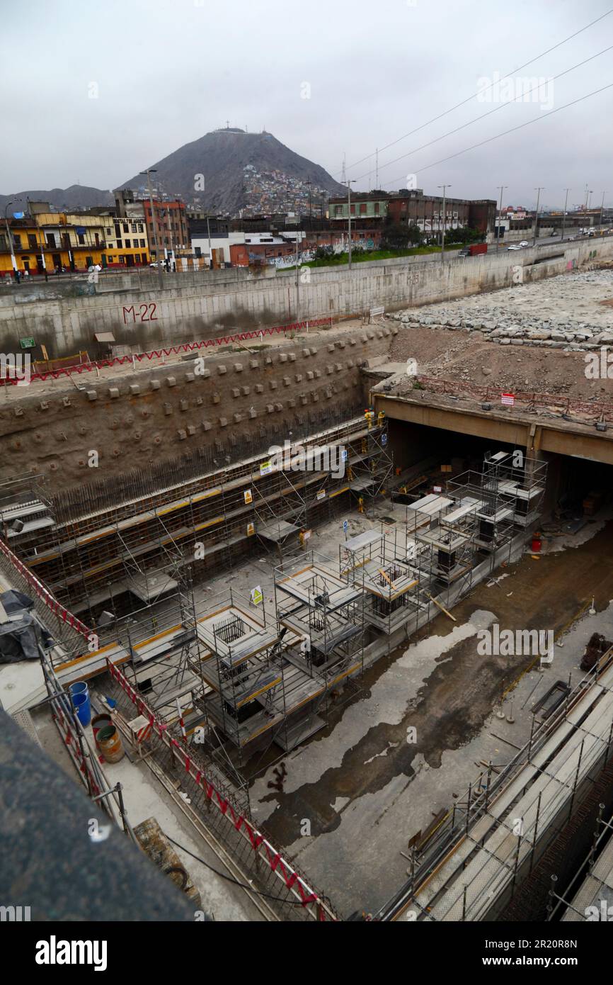 Cantiere di tunnel sotto il fiume Rimac per una nuova autostrada e linea gialla Via Expresa linea autobus, Lima, Perù. Il tunnel si estende per 1,8km km sotto il fiume Rimac, che è stato deviato per consentire la costruzione. I lavori sono iniziati nel gennaio 2012 e hanno richiesto 6 anni, il tunnel è stato aperto nel giugno 2018. La società brasiliana OAS costruì il tunnel. La collina conica sullo sfondo è Cerro San Cristobal. Foto Stock