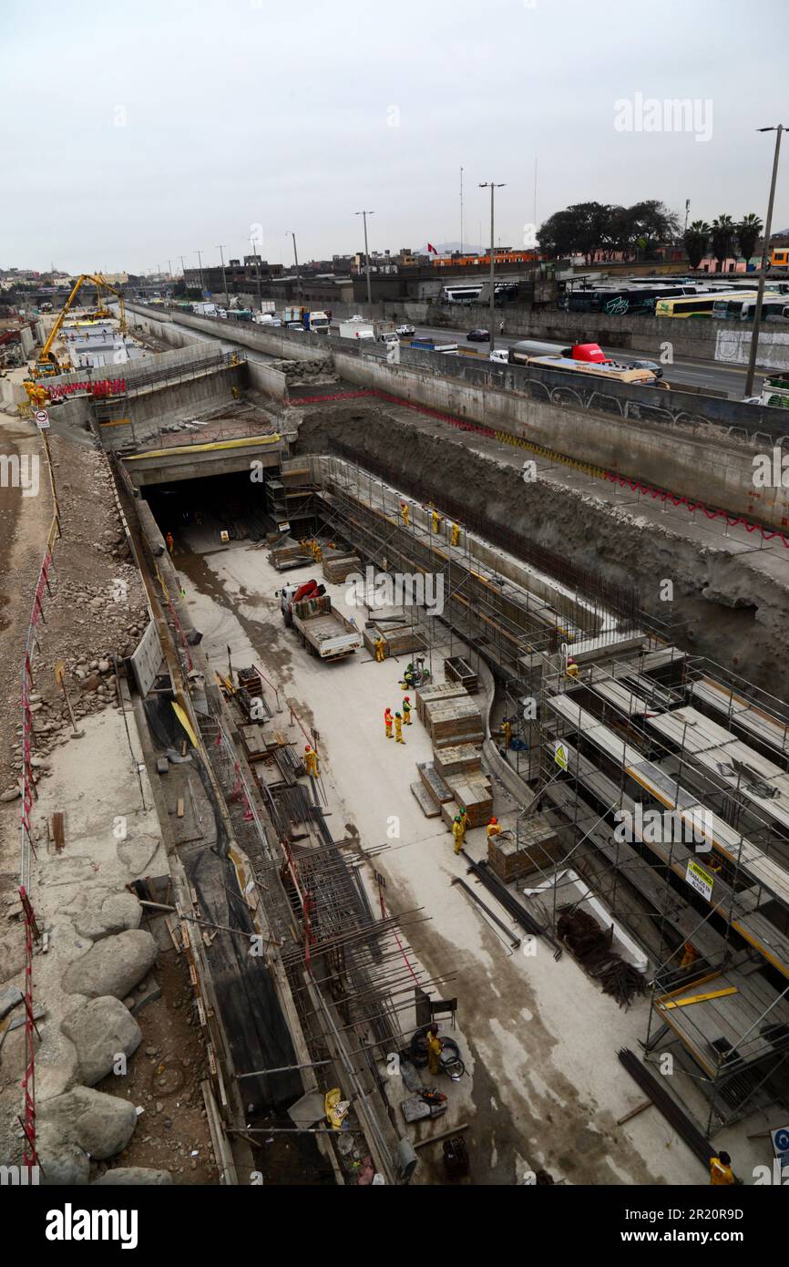 Cantiere di tunnel sotto il fiume Rimac per una nuova autostrada e linea gialla Via Expresa linea autobus, Lima, Perù. Il tunnel si estende per 1,8km km sotto il fiume Rimac, che è stato deviato per consentire la costruzione. I lavori sono iniziati nel gennaio 2012 e hanno richiesto 6 anni, il tunnel è stato aperto nel giugno 2018. La società brasiliana OAS costruì il tunnel. Foto Stock