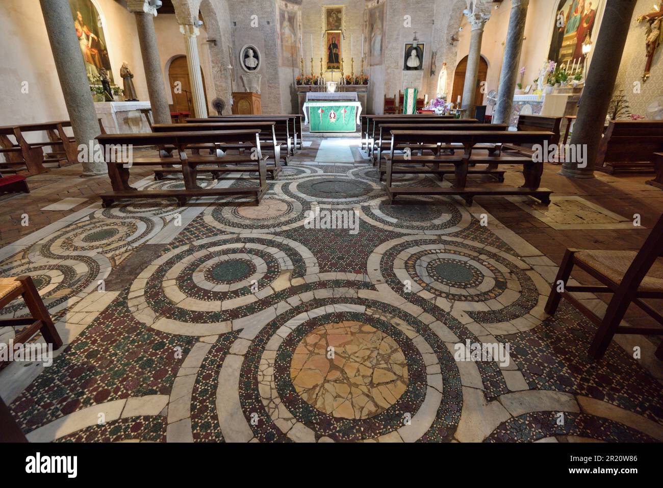 Piano Cosmati, San Benedetto in Piscinula, Trastevere, Roma, Italia Foto Stock