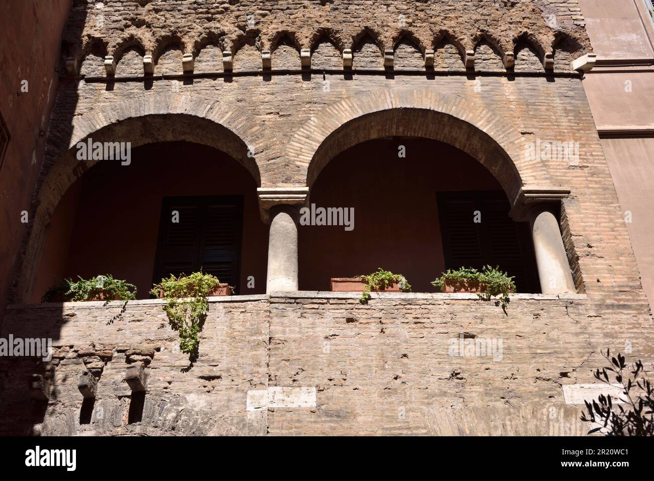 Edificio medievale sul sito della sinagoga più antica di Roma, Vicolo dell'Atleta, Trastevere, Roma, Italia Foto Stock