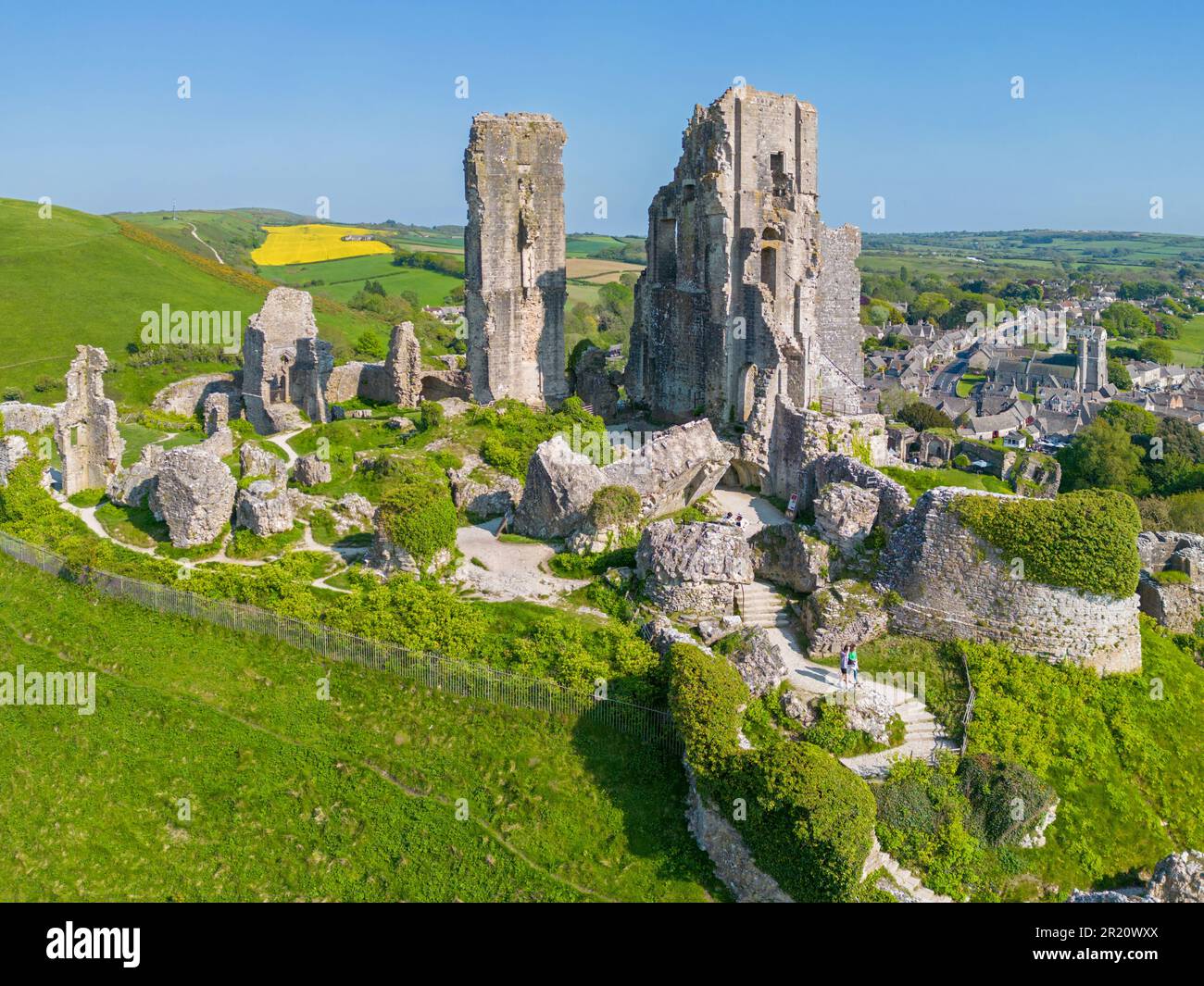 Corfe Castle, Dorset, Regno Unito. Bella primavera tempo immagine aerea del 11th ° secolo costruito Corfe Castello. 13th maggio 2023. Foto Stock