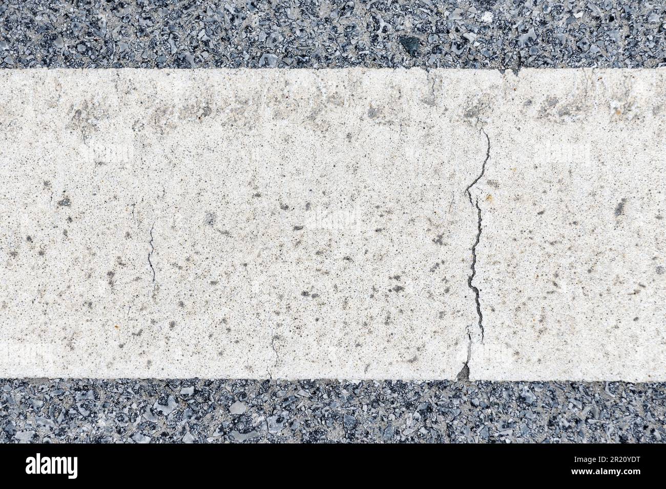 Linea di segnaletica stradale bianca su asfalto, vista dall'alto Foto Stock