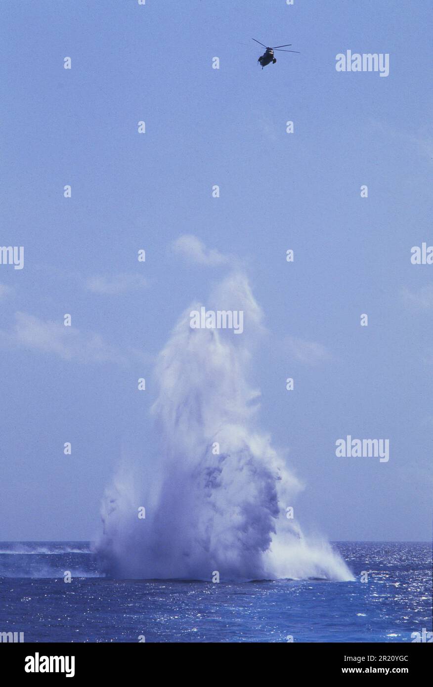 Roal Navy Depth Charge, pratica anti-sottomarina nel mare Atlantico, 1984 Foto Stock