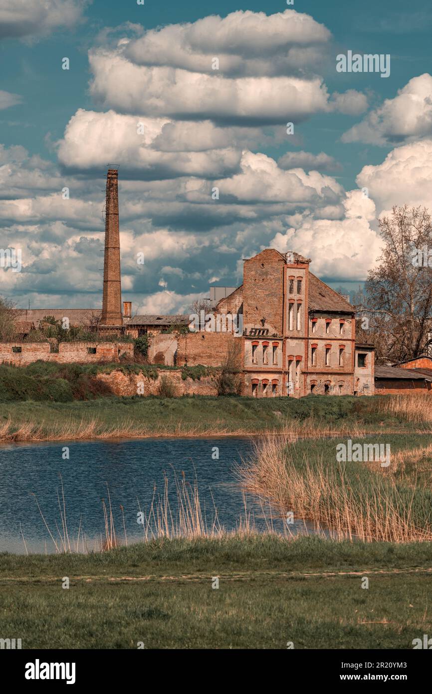 Vecchio edificio in rovina a lato del lago il giorno di primavera soleggiato, focus selettivo Foto Stock