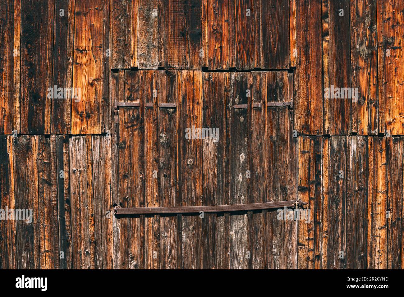 Vecchio portone fienile fattoria, usurato superficie di legno come sfondo. Struttura rustica in legno. Foto Stock