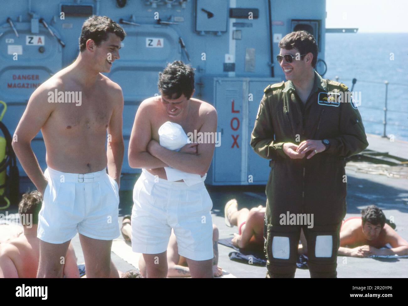 HRH Prince Andrew relax con equipaggio elicottero 820 squadrone nell'Atlantico, 1984 Foto Stock