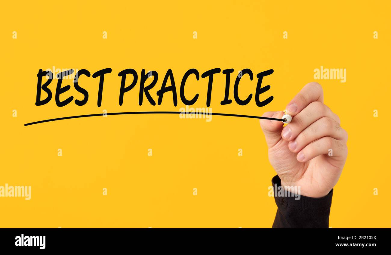 Best practice nel concetto aziendale. La mano maschile disegna una linea sotto la parola Best practice su sfondo giallo. Foto Stock