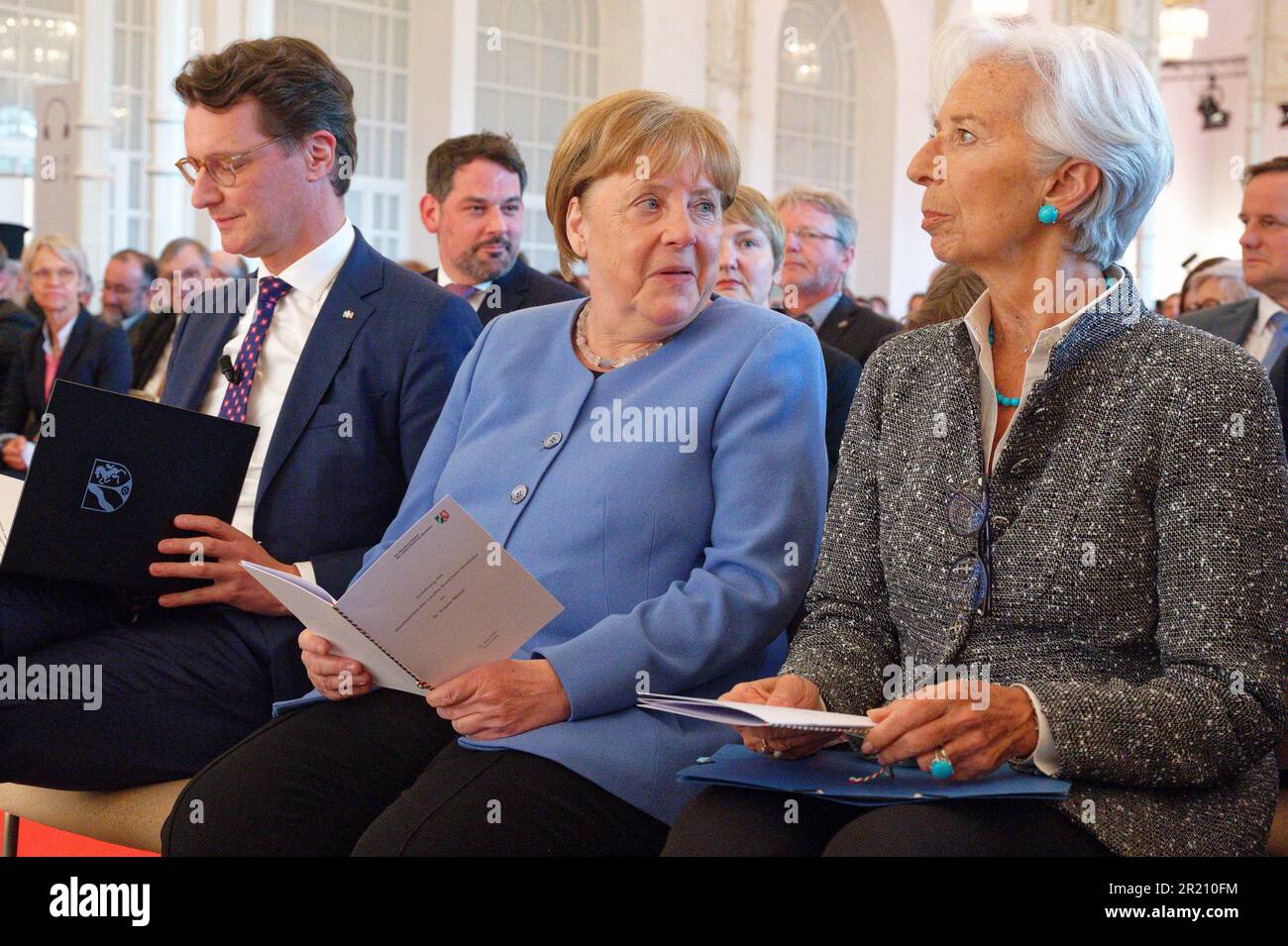 Colonia, Germania. 16th maggio, 2023. Foto piscina. L'ex cancelliere Angela Merkel (m) siede in prima fila tra Hendrik Wüst, Ministro Presidente della Renania settentrionale-Vestfalia (CDU, l) e Christine Lagarde, Presidente della Banca centrale europea (BCE, r) all'inizio della cerimonia del Premio di Stato dell'NRW. Credit: Henning Kaiser/dpa/Alamy Live News Foto Stock
