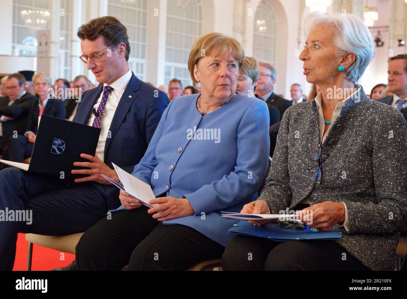 Colonia, Germania. 16th maggio, 2023. Foto piscina. L'ex cancelliere Angela Merkel (m) siede in prima fila tra Hendrik Wüst, Ministro Presidente della Renania settentrionale-Vestfalia (CDU, l) e Christine Lagarde, Presidente della Banca centrale europea (BCE, r) all'inizio della cerimonia del Premio di Stato dell'NRW. Credit: Henning Kaiser/dpa/Alamy Live News Foto Stock
