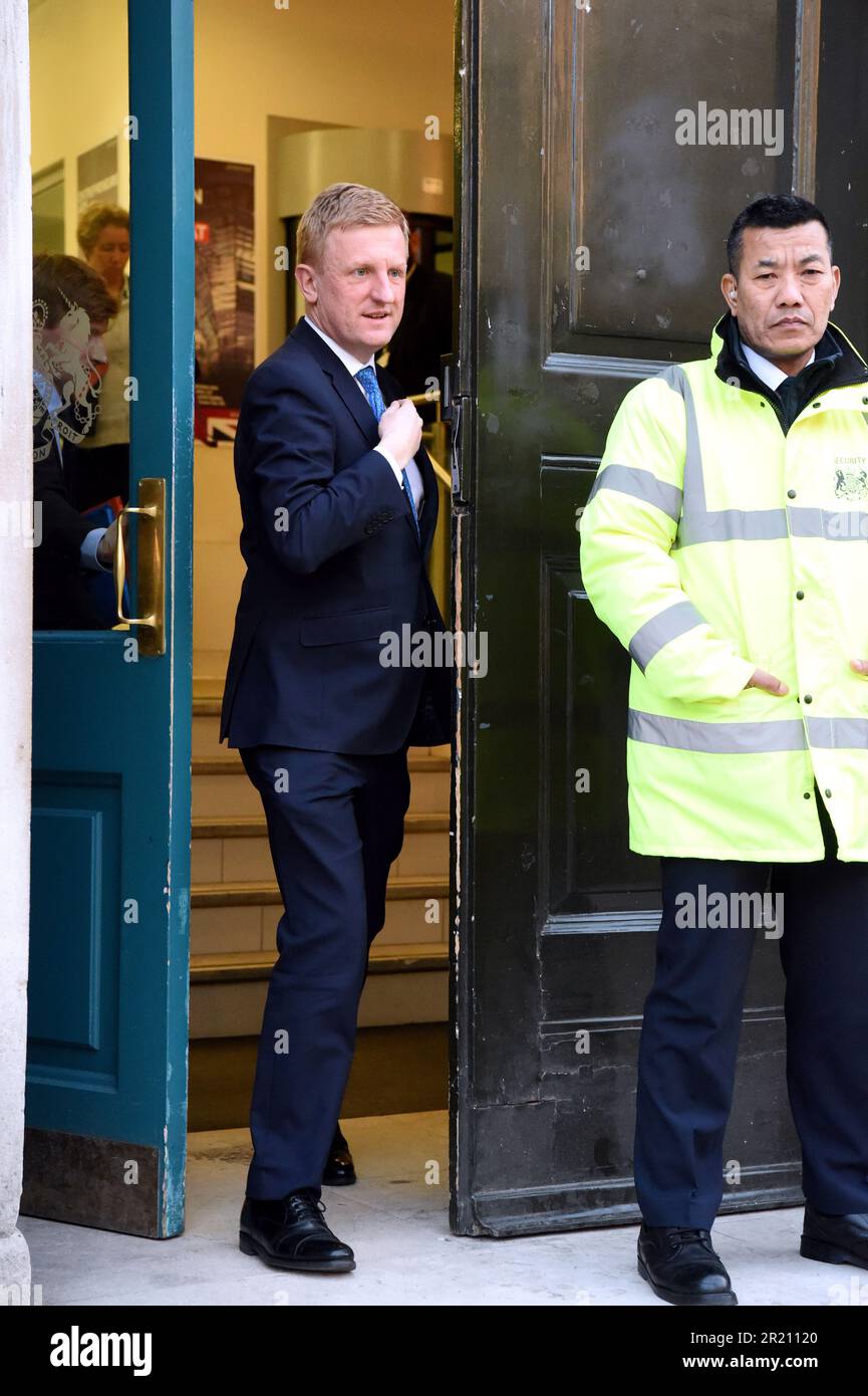 Oliver Dowden, segretario alla cultura, lascia l'ufficio del gabinetto a Whitehall, Londra, a seguito di un incontro di emergenza con il COBRA, in quanto cresce la preoccupazione per l'epidemia di coronavirus COVID-19. Lunedì 16/03/2020 Foto Stock