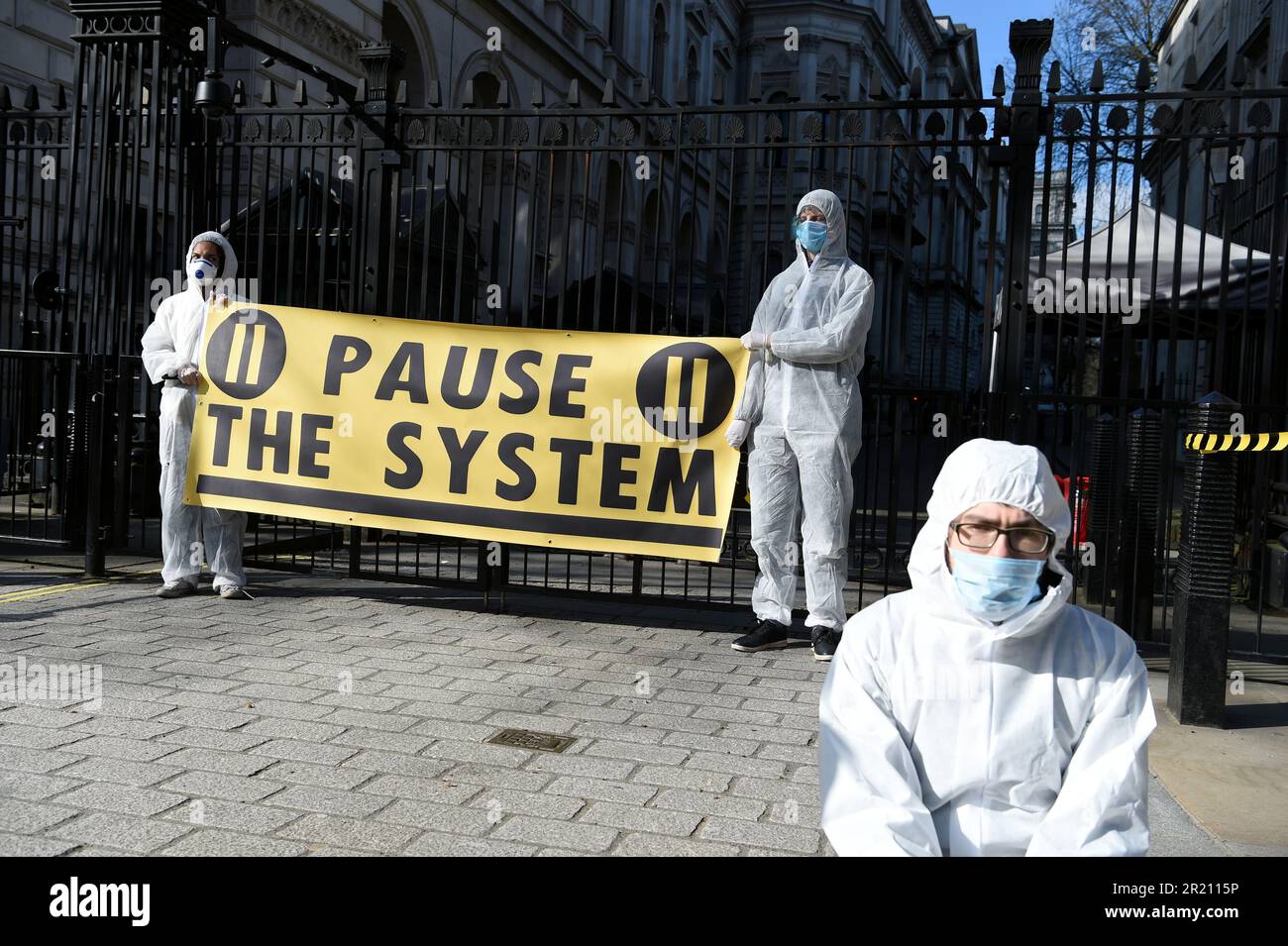I manifestanti di 'Sospendi il sistema' chiedono ulteriori azioni per fermare il coronavirus COVID-19 fuori Downing Street, Londra, prima di un incontro del COBRA per discutere la pandemia. Lunedì 16/03/2020 Foto Stock