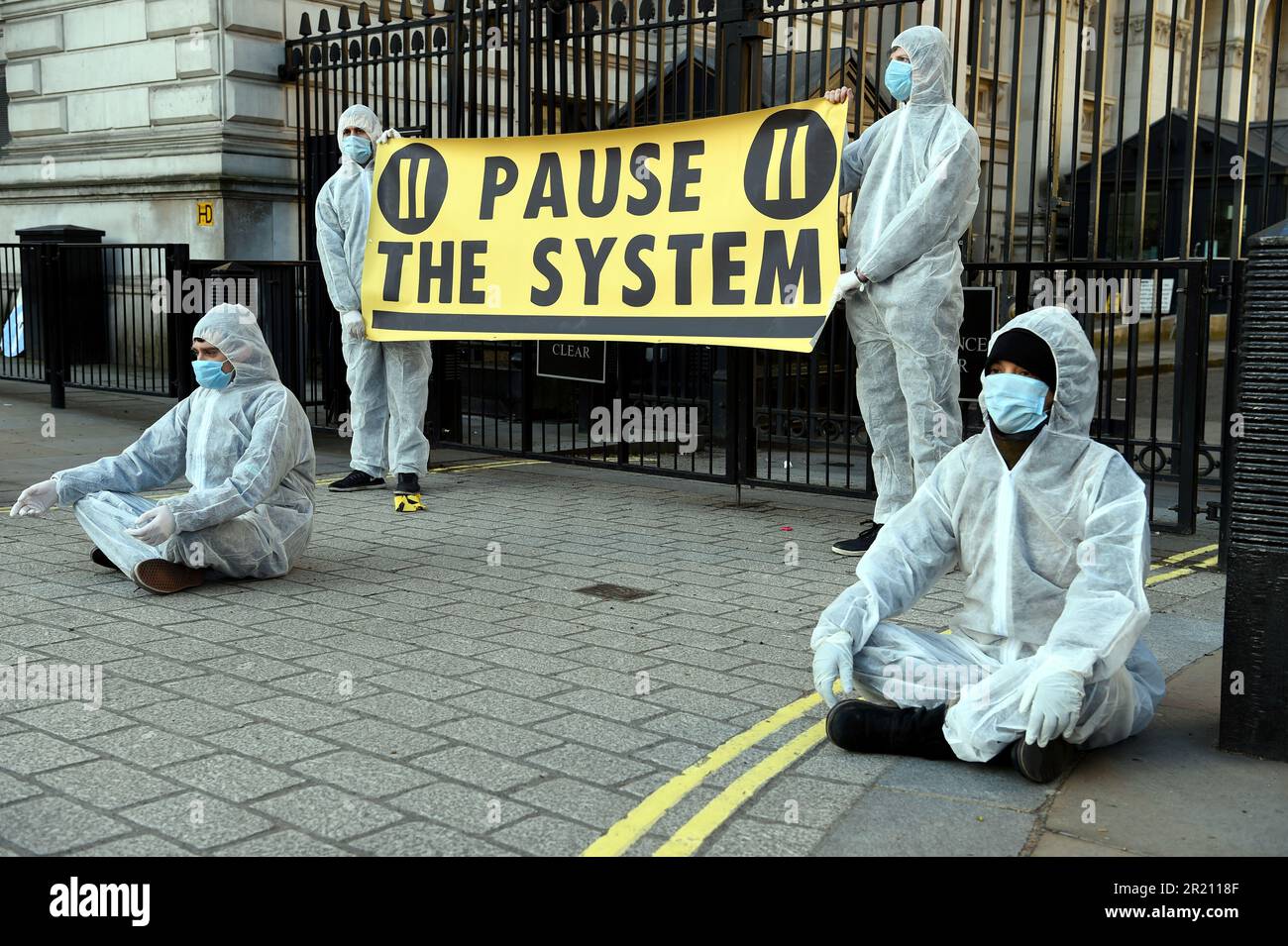 I manifestanti di 'Sospendi il sistema' chiedono ulteriori azioni per fermare il coronavirus COVID-19 fuori Downing Street, Londra, prima di un incontro del COBRA per discutere la pandemia. Lunedì 16/03/2020 Foto Stock