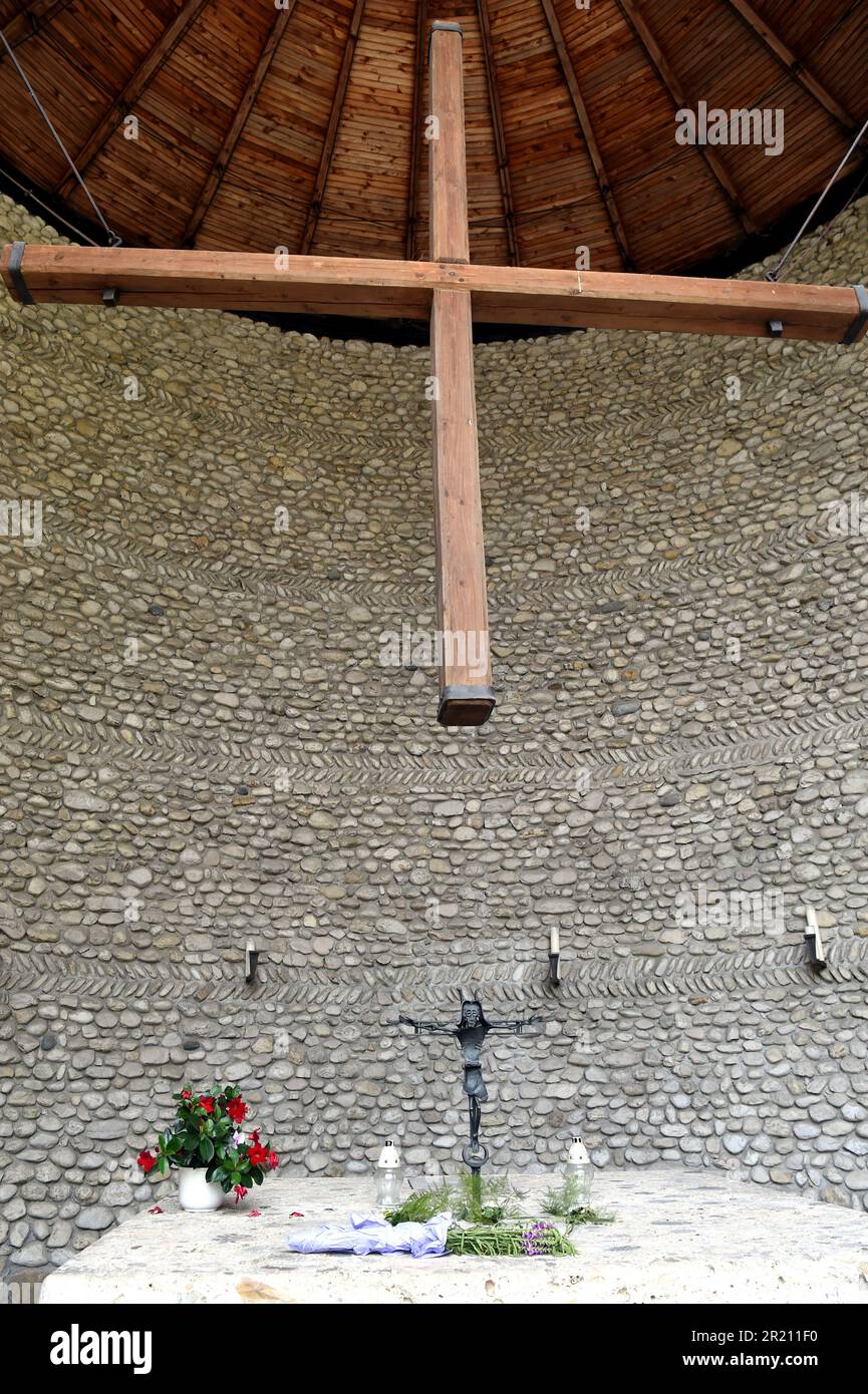 Fotografia scattata all'interno della cappella cattolica dell'agonia mortale di Cristo nel campo di concentramento di Dachau. Il campo fu il primo dei campi di concentramento nazisti che aprirono nel 1933. L'intenzione iniziale per il campo era quella di tenere prigionieri politici. Foto Stock