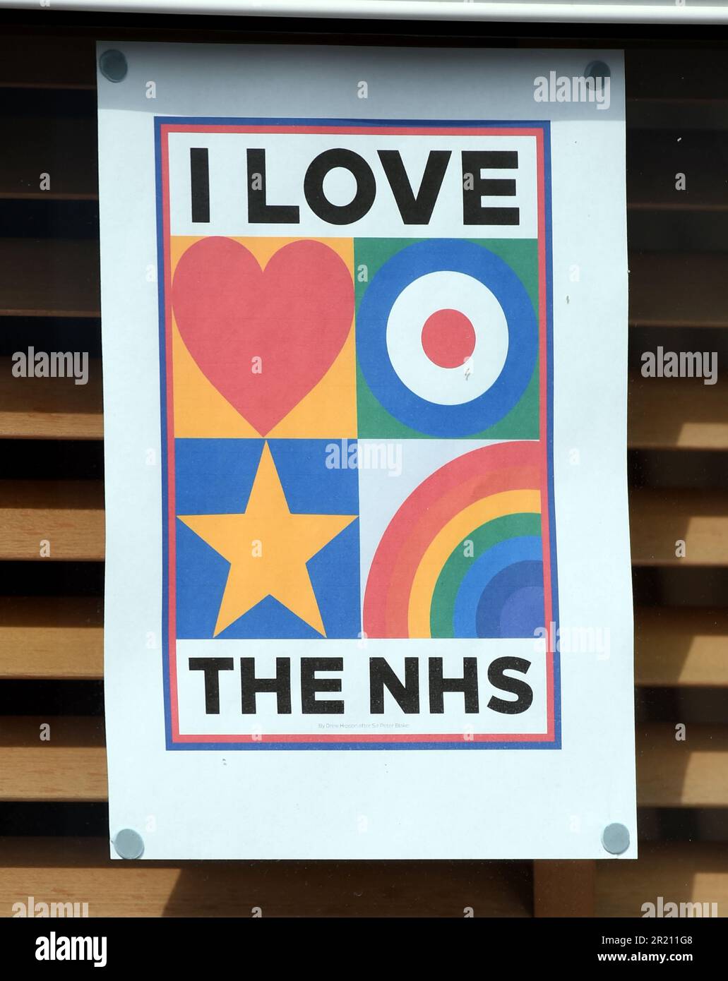 Fotografia di un poster appeso in una finestra che mostra il supporto per l'NHS durante il Covid-19. Questi sono stati appesi durante il blocco globale come un segno di speranza e sostegno. Foto Stock