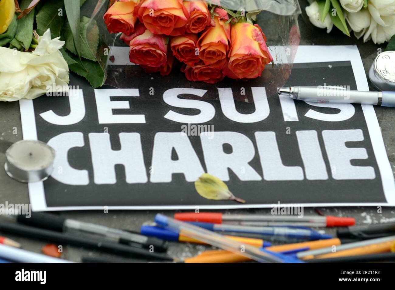 Fotografia scattata durante la veglia Charlie Hebdo a Londra. Centinaia di persone si riuniscono in Trafalgar Square mostrando solidarietà con coloro che sono morti negli attacchi del gennaio 2015 contro la rivista francese Charlie Hebdo e altrove. La frase 'JE suis Charlie' divenne un simbolo di sfida per i terroristi che avevano dichiarato di aver ucciso Charlie Hebdo dopo aver ucciso 12 membri del personale. Foto Stock