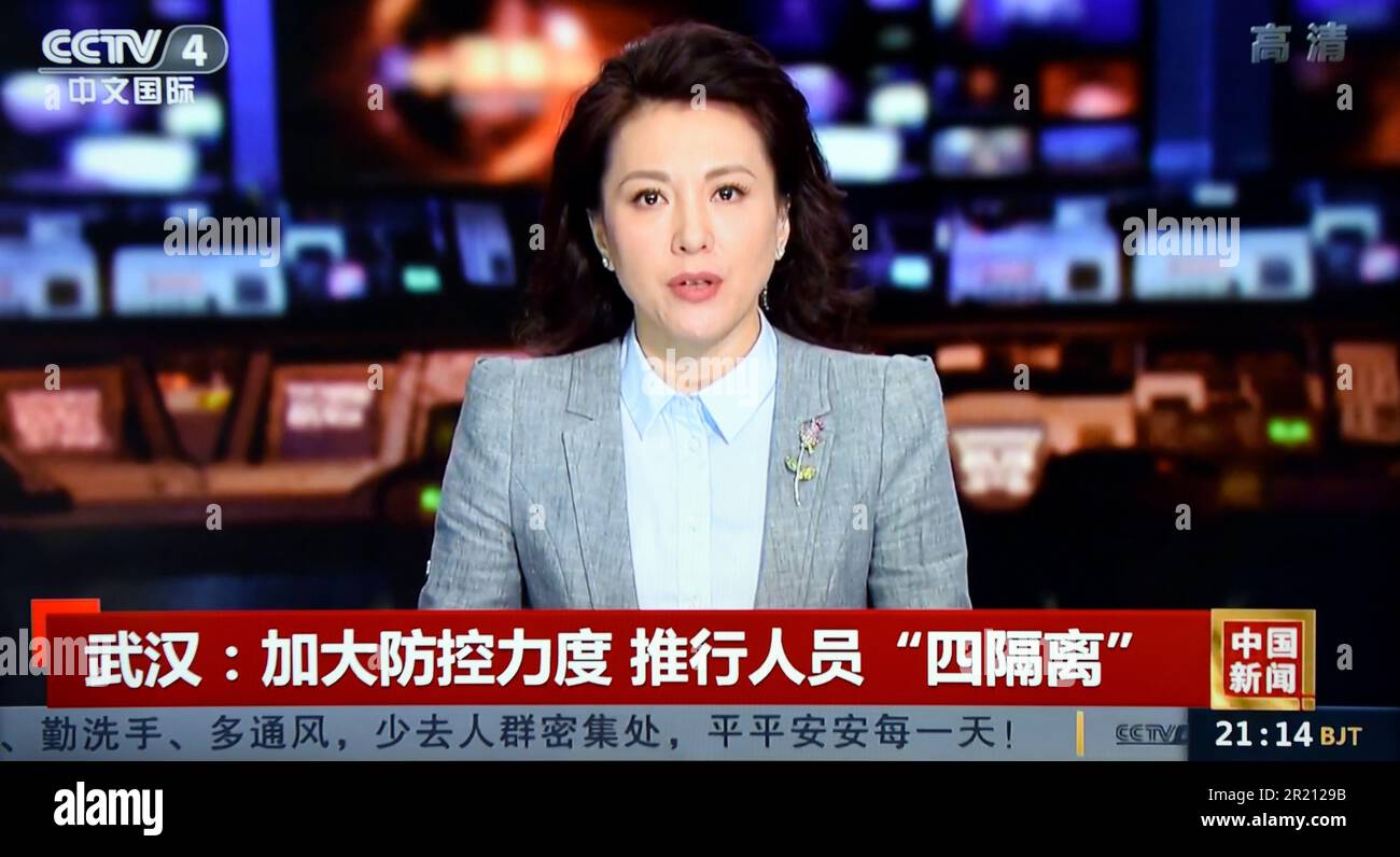Screengrab dalla televisione di Stato della Cina che riferisce sulla pandemia di COVID-19. Foto Stock