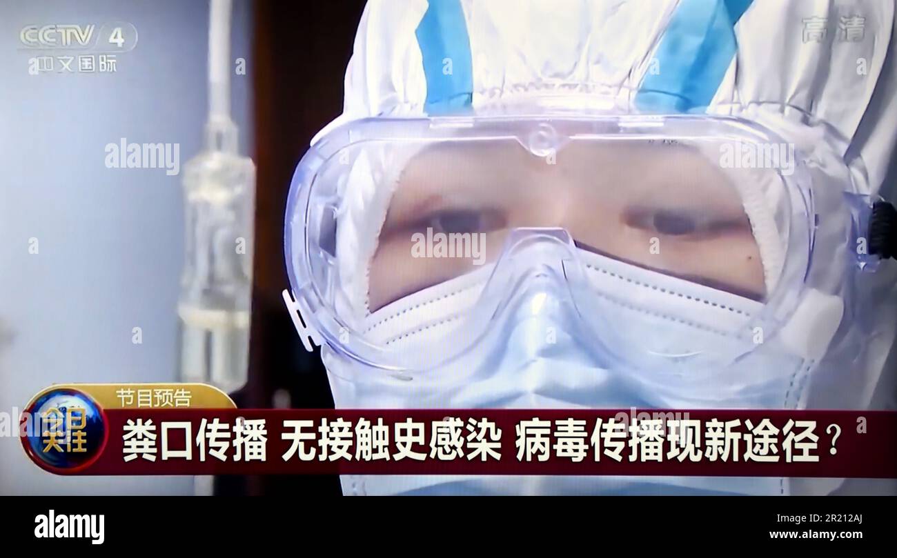 Screengrab dalla televisione di Stato della Cina che riferisce sulla pandemia di COVID-19. Foto Stock