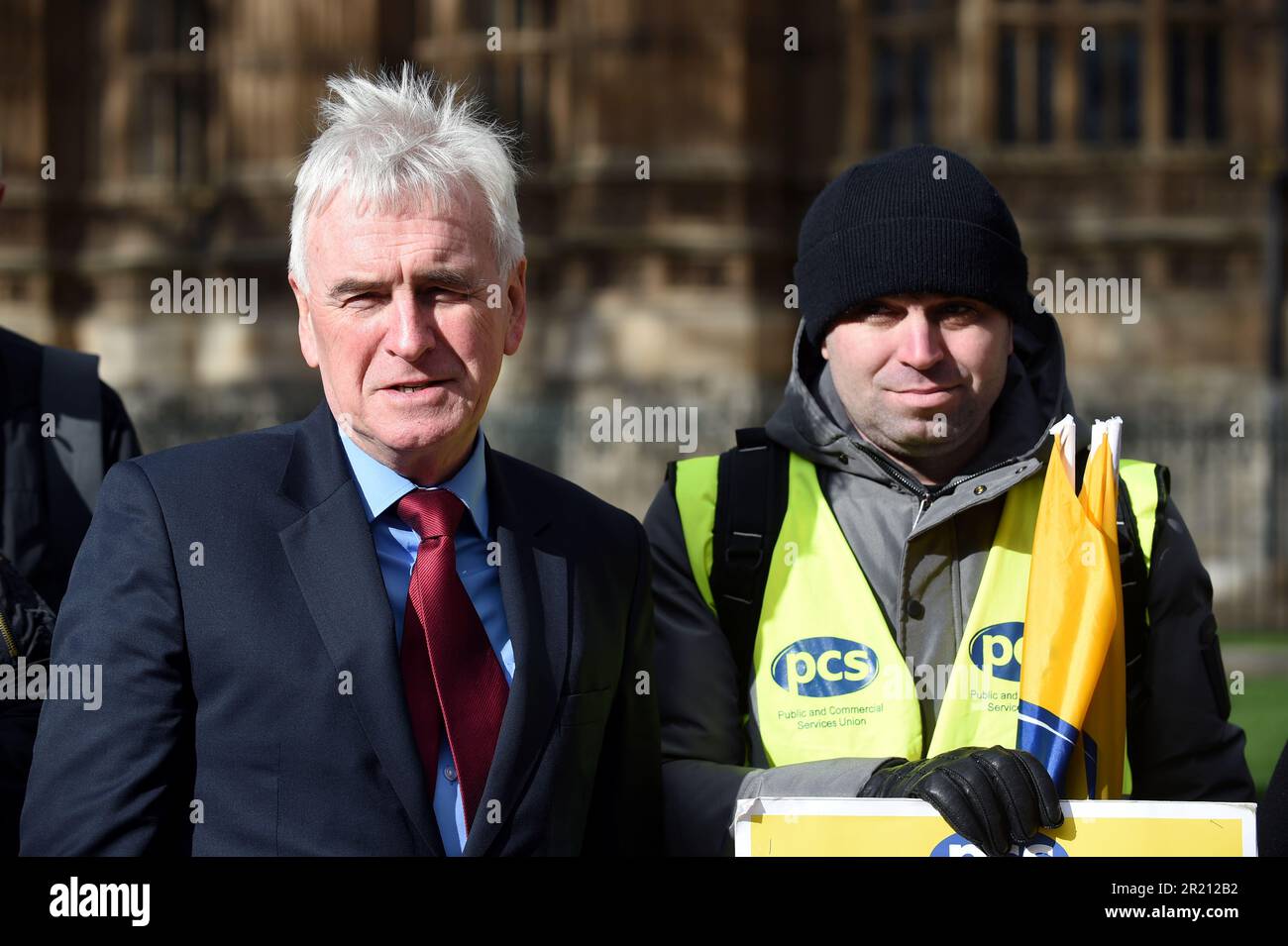 Fotografia del politico laburista e cancelliere ombra dello scacchiere John McDonnell, presta il suo sostegno mentre si unisce ai manifestanti Interserve dell'Unione dei servizi pubblici e commerciali al di fuori del parlamento britannico. Foto Stock