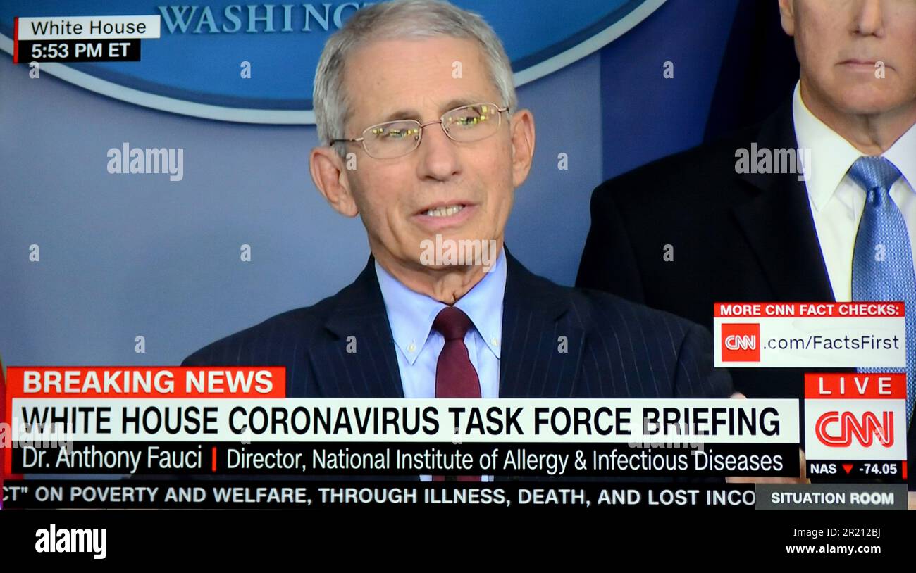 Uno screengrab dalla CNN raffigura il dottor Anthony Fauci parlando durante un briefing della Casa Bianca mentre la pandemia di coronavirus COVID-19 si approfondisce [martedì 31/03/2020]. Foto Stock