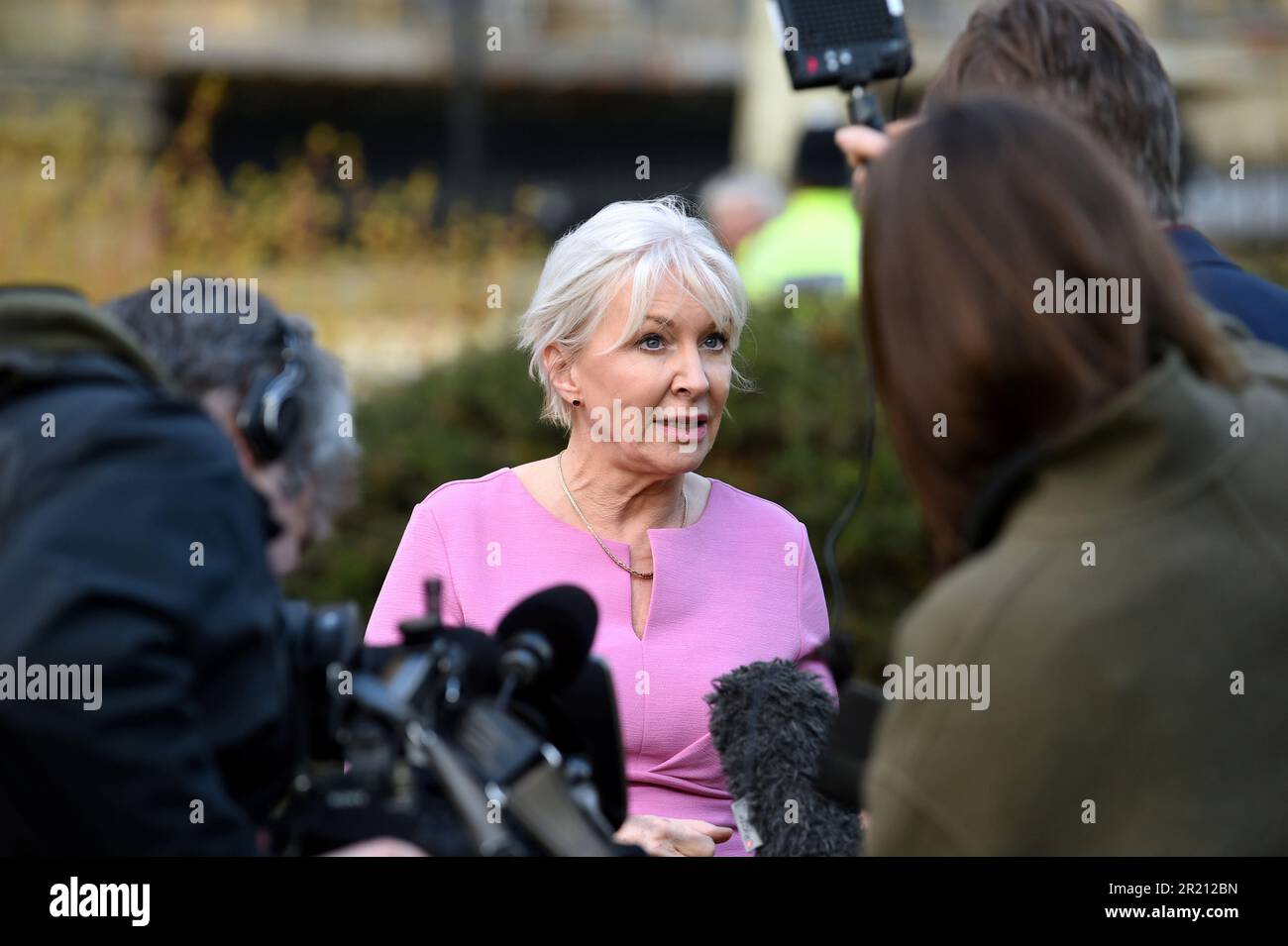 Fotografia di Nadine Dorries, deputato conservatore del Mid Bedfordshire, al di fuori del parlamento britannico mentre la saga Brexit continua dopo che Theresa May ottiene un'estensione dell'articolo 50. Foto Stock