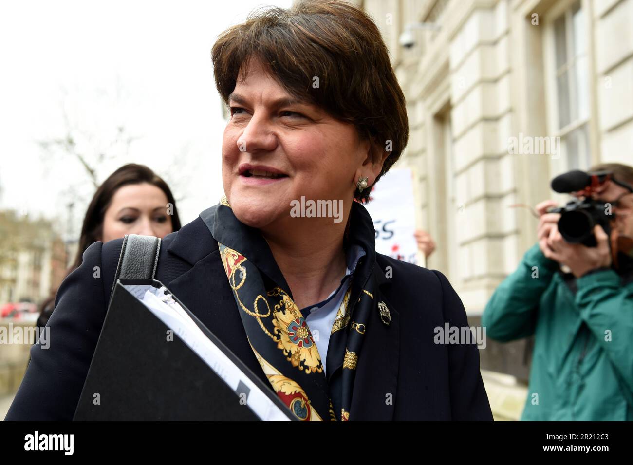 Fotografia di Arlene Foster, primo ministro dell'Irlanda del Nord e leader del DUP, lascia il Gabinetto, Whitehall, Londra dopo una riunione di emergenza del COBRA, mentre cresce la preoccupazione per l'epidemia di coronavirus COVID-19. Foto Stock
