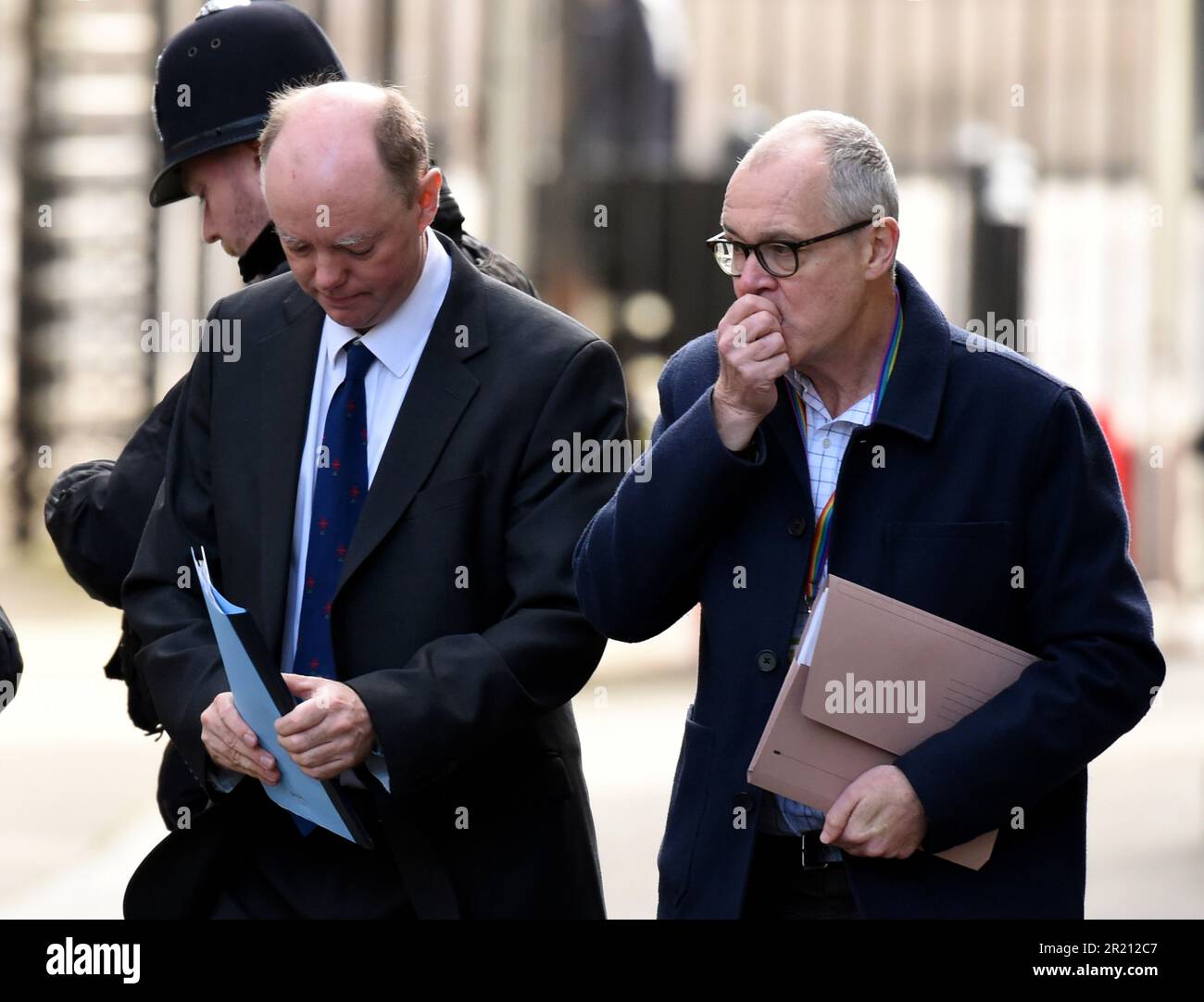 Fotografia di Chris Whitty, Chief Medical Officer del governo britannico, e di Sir Patrick Vallance, Chief Scientific Adviser del governo e Head of the Government Science and Engineering, al di fuori del numero 10 di Downing Street, Londra, prima di un incontro di emergenza con il COBRA, mentre cresce la preoccupazione per l'epidemia di coronavirus COVID-19. Foto Stock