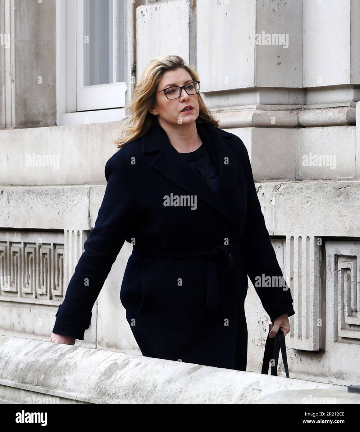 Fotografia di Penny Mordaunt, Paymaster General, al di fuori del Gabinetto Office, Whitehall, Londra prima di un incontro di emergenza COBRA come la preoccupazione per l'epidemia di coronavirus COVID-19 cresce. Foto Stock