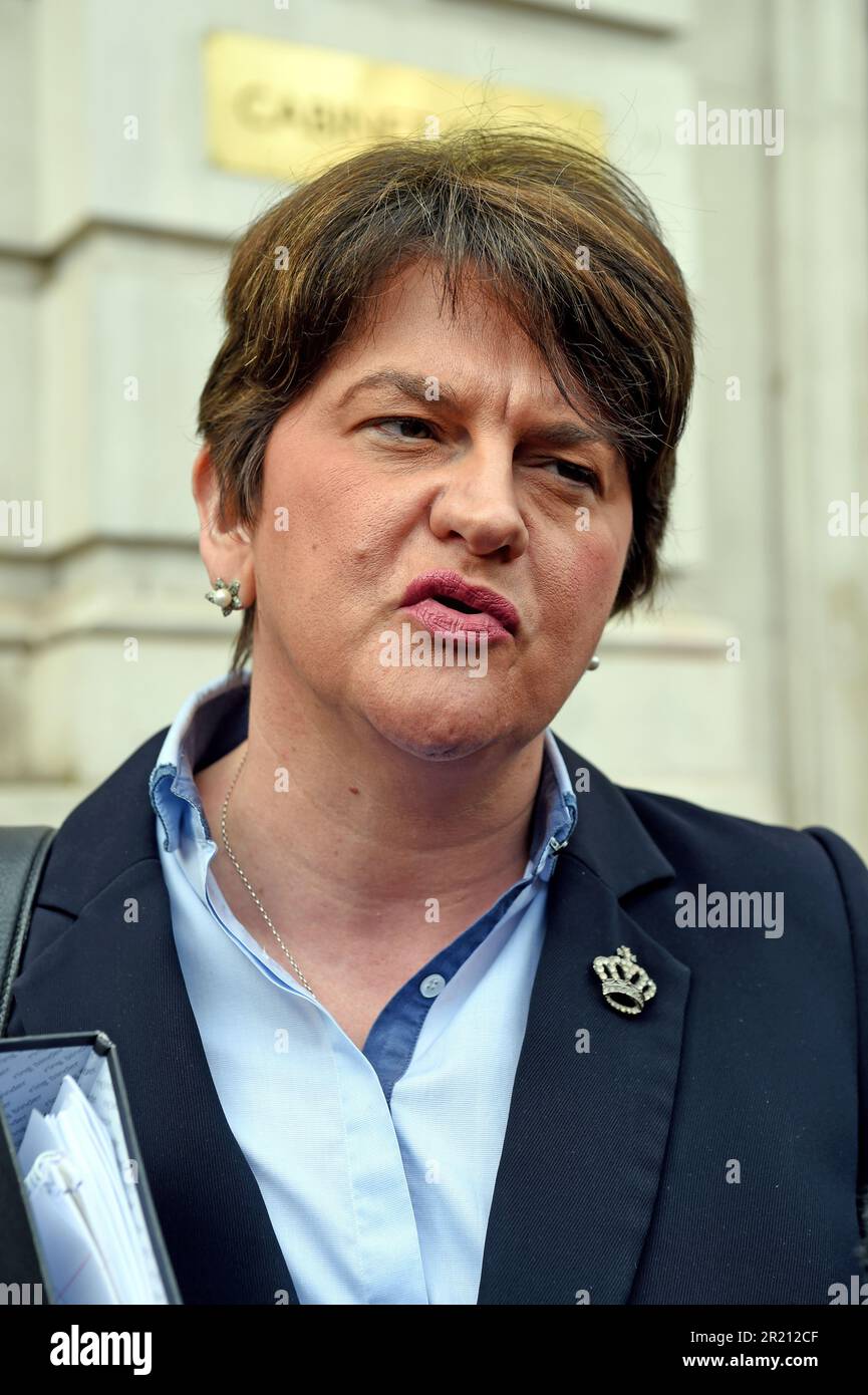 Fotografia di Arlene Foster, primo ministro dell'Irlanda del Nord e leader del DUP, lascia il Gabinetto, Whitehall, Londra dopo una riunione di emergenza del COBRA, mentre cresce la preoccupazione per l'epidemia di coronavirus COVID-19. Foto Stock