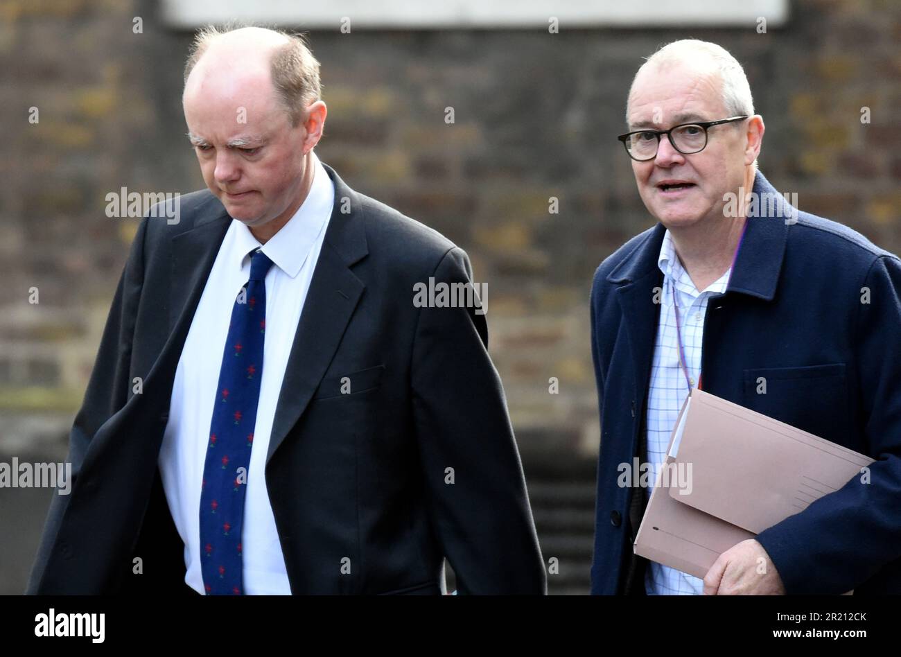 Fotografia di Chris Whitty, Chief Medical Officer del governo britannico, e di Sir Patrick Vallance, Chief Scientific Adviser del governo e Head of the Government Science and Engineering, al di fuori del numero 10 di Downing Street, Londra, prima di un incontro di emergenza con il COBRA, mentre cresce la preoccupazione per l'epidemia di coronavirus COVID-19. Foto Stock