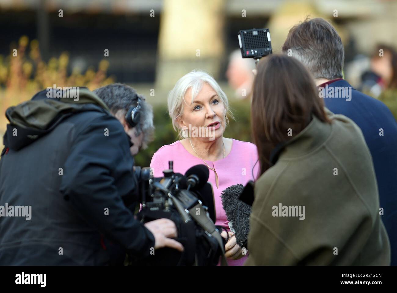 Fotografia di Nadine Dorries, deputato conservatore del Mid Bedfordshire, al di fuori del parlamento britannico mentre la saga Brexit continua dopo che Theresa May ottiene un'estensione dell'articolo 50. Foto Stock