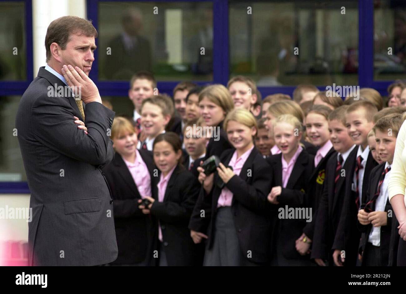 Fotografia del Principe Andrea raffigurata durante una visita reale a St Martin's School, Hanging Hill Lane, Brentwood, Essex mercoledì 26th settembre 2001. Foto Stock