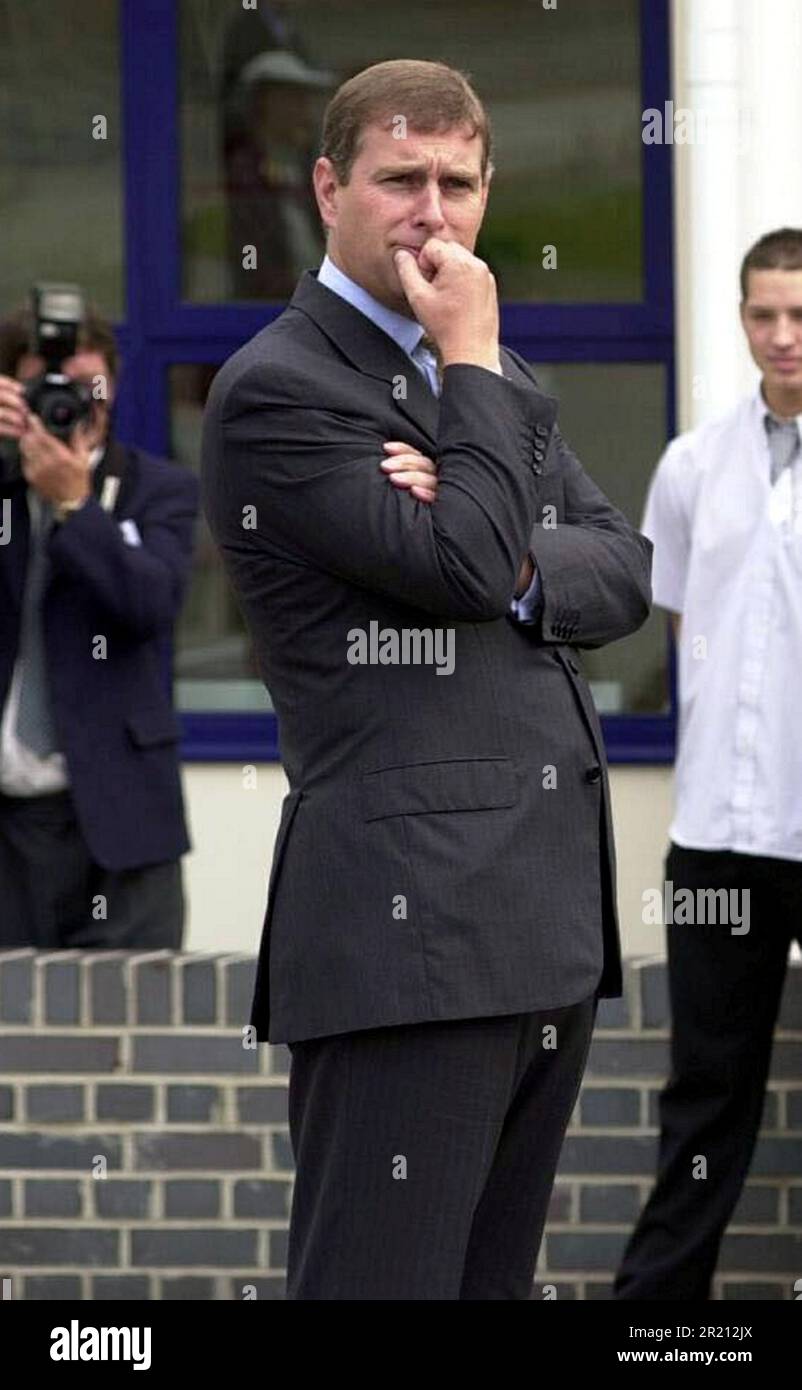 Fotografia del Principe Andrea raffigurata durante una visita reale a St Martin's School, Hanging Hill Lane, Brentwood, Essex mercoledì 26th settembre 2001. Foto Stock